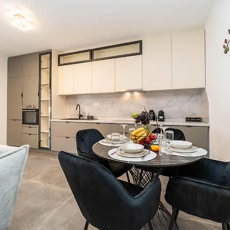 Apartment Lovely In Zadar